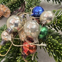 Multifarvede gamle glas julekugler, minikugler hul på tværs. 11 stk.